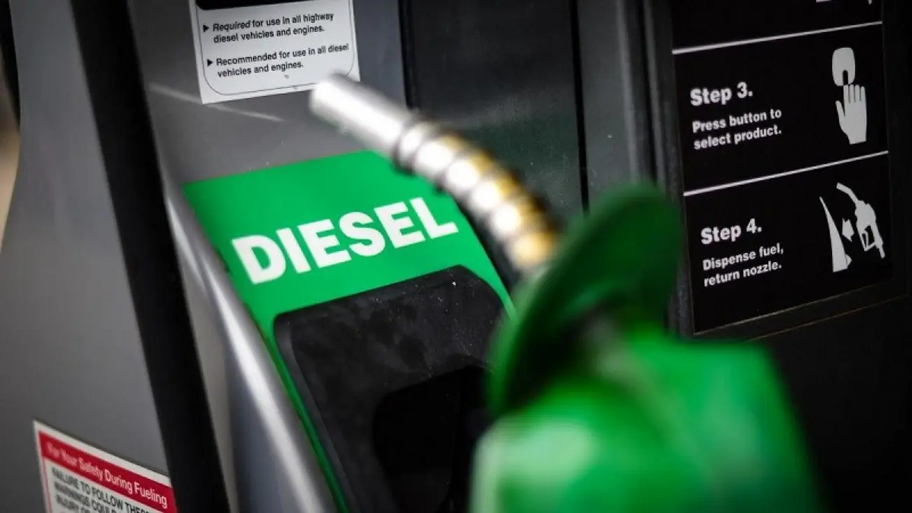 Bomba de combustÃ­vel com bico de diesel em posto