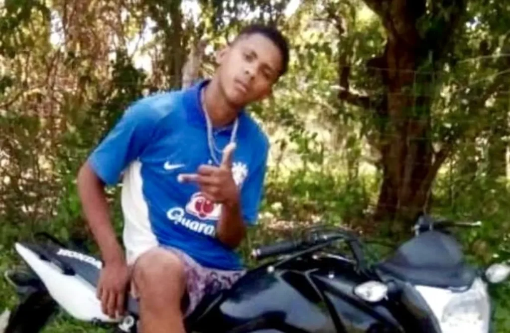 Jovem regenerense morre ao colidir moto com carreta parada na BR-343 no Piauí 9 Motocicleta destruída no local do acidente na BR-343, próximo a Angical do Piauí, após colisão fatal com a traseira de uma carreta.