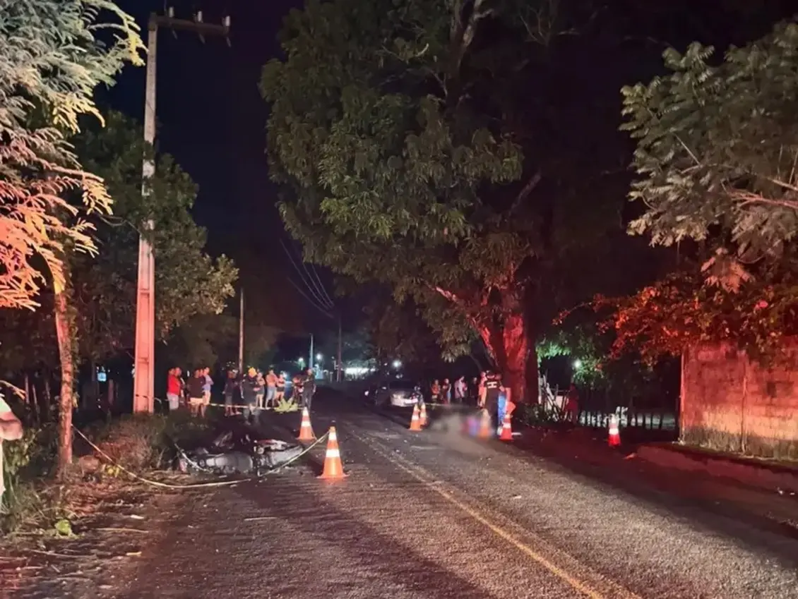 Duas motocicletas destruídas na rodovia PI-370 após colisão frontal, com policiais rodoviários trabalhando no local do acidente em União.
