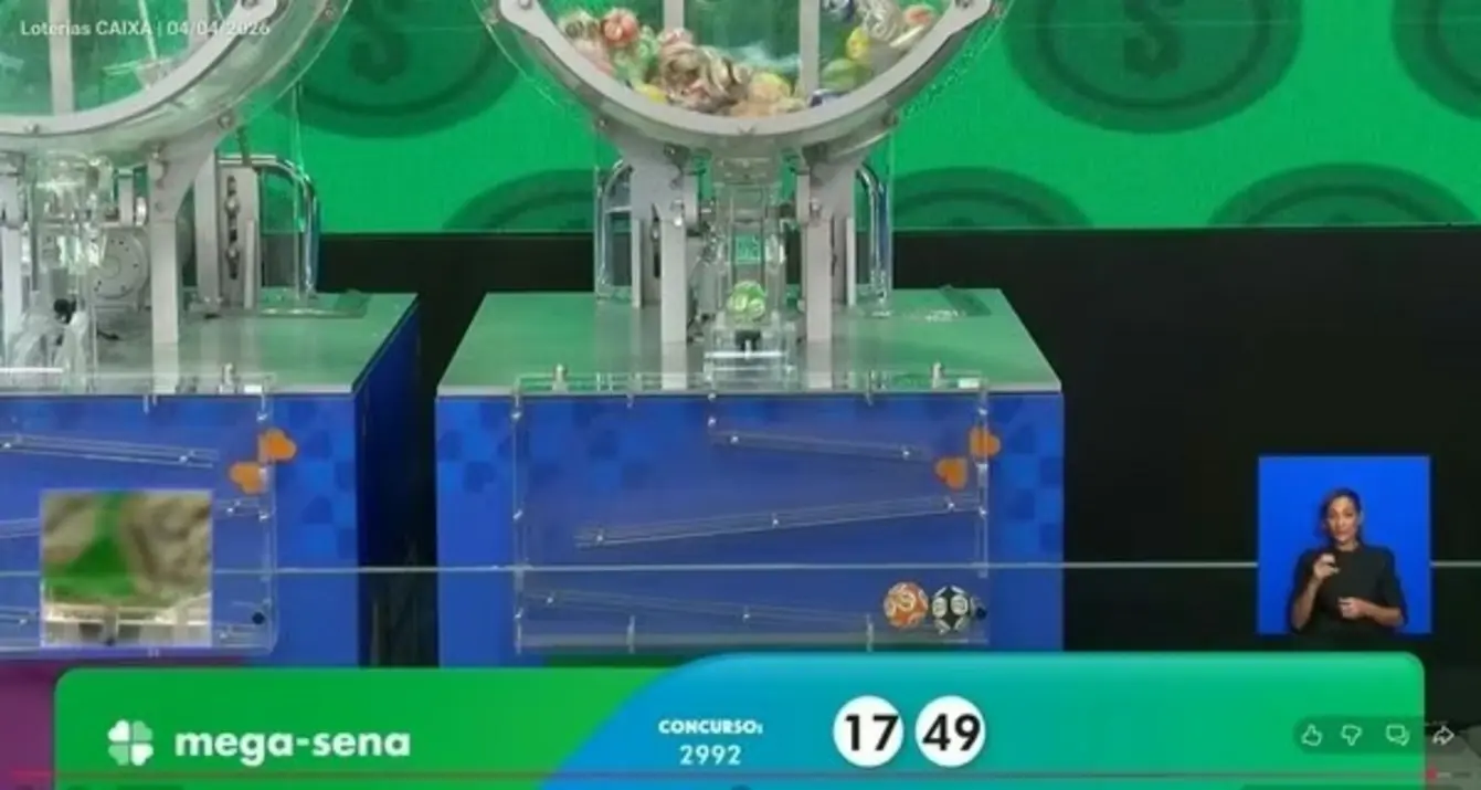 Mega-Sena acumula e próximo concurso deve pagar prêmio de R$ 15 milhões 1 Mão de uma pessoa segurando uma caneta e preenchendo um volante de aposta da Mega-Sena sobre uma mesa.