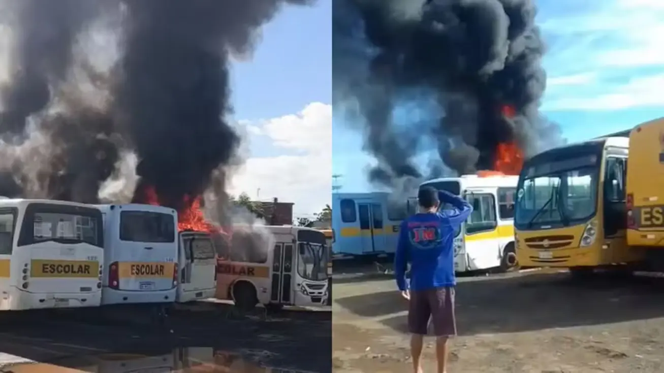 Três ônibus escolares amarelos completamente destruídos pelo fogo, com a carcaça carbonizada, dentro de uma garagem em Picos, Piauí.