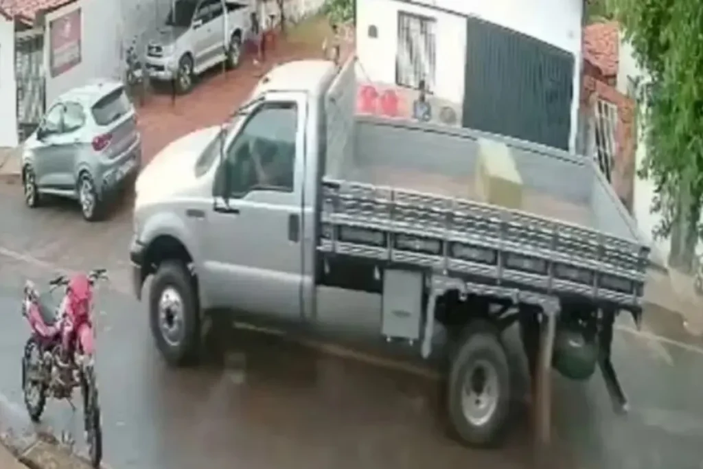 Câmera de segurança flagra caminhão branco roubado de idoso trafegando por rua na cidade de Batalha, no Piauí.